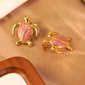 Details von Schildkröten-Ohrringen mit rosa Marmormuster und Edelstahl-Steckern - Rosa