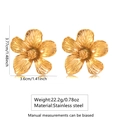 Dettaglio di grandi orecchini a fiore in oro inossidabile con dimensioni e peso indicati - Oro (KY037)