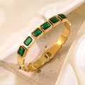 Détail macro du bracelet en acier doré avec des zircons verts de taille rectangulaire - Style Vert Émeraude (CX770-green)
