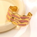 Vista macro bracciale placcato oro con smalto rosa e trama a onde su vassoio bianco - FYD6206SZ / Rosso