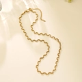 Detail van de gouden golvende ketting met karabijnsluiting en verstelbare verlengketting - Golvende Ketting (BG058XL)