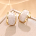 Elegante goldene geometrische Ohrstecker mit Marmor-Emaille für einen modernen Look - Weiß