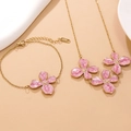 Detail der rosa Emaille-Blumenanhänger am goldenen Halsketten- und Armbandset aus Edelstahl - Rosa Emaille Blumen Halskette (FYD6217XL)