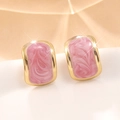 Elegante goldene gebogene Ohrstecker mit rosa Marmortextur auf weißem Grund - Rosa