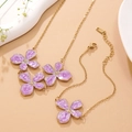 Detailaufnahme der lila Emaille-Blumenhalskette und des Armbands mit Vergoldung - Lila Emaille Blumen Halskette (FYD6217XL)