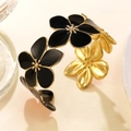 Goldener offener Armreif mit schwarzen Emaille-Blütenblättern und poliertem Edelstahl - Schwarz
