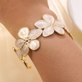Dettaglio del bracciale rigido a C placcato oro con ciondoli floreali in smalto bianco - Bianco (FYD6209SZ-white)