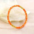 Detail van een oranje geëmailleerde bamboe armband met gouden metalen accenten - Oranje (CX803-orange)