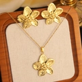 Parure de bijoux fleur dorée élégante avec boucles d'oreilles texturées et collier assorti - Style de Fleur à Cinq Pétales Texture Brossée (HQ6002+HQ014)