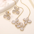 Französisches Vintage Edelstahl Blumenschmuckset mit Kette und Ohrringen in Weiß-Gold - Weiß