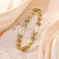 Bracelet marguerite plaqué or 18k avec cristaux posé sur un socle en pierre - Style Marguerite Ajouré (JX703)