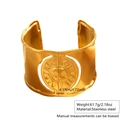 Detailansicht einer 4,37 cm breiten Gold-Edelstahl-Manschette mit Sonnenmotiv-Gravur - Anthropomorphe Sonne Geschnitzter Stil (JH052) / Gold