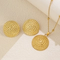 Parure de bijoux en acier doré avec collier à pendentif rond et boucles d'oreilles rondes - Style de Texture 3D en Échelle Tressée (DQY039+FYD6155)
