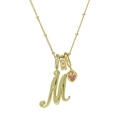 Goldhalskette mit M-Anhänger und rosa Herz-Edelstein auf glänzendem weißen Grund - Schreibschrift Buchstabe M (Halskette M)