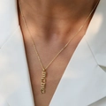 Collier élégant avec pendentif MAMA doré pour femme porté sur un blazer blanc - Style MAMA Poli Doré