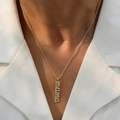 Collier MAMA doré orné de micro-cristaux sur chaîne fine porté par un mannequin - Style MAMA en Zirconia Doré