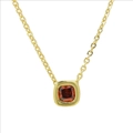 Collana dorata con ciondolo quadrato in zircone rosso e montatura a castone liscio - Stile Gennaio