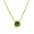 Elegante collana dorata con ciondolo quadrato con pietra portafortuna verde smeraldo - Stile Maggio