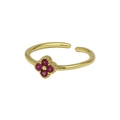 Makroaufnahme des vergoldeten Blumenrings mit vierblättrigem Kleeblatt aus rotem Zirkon - Fuchsia