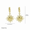 Boucles d'oreilles pendantes vintage en laiton doré avec visage soleil et rayons - Style visage à rayons ondulés