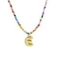 Collana di perle colorate con ciondolo lettera E dorata e perle vivaci - Ciondolo Lettera E Dorato (Collana E)