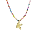 Collana di perline colorate con ciondolo a lettera K placcato oro stile boho - Collana con ciondolo lettera K dorata