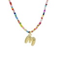 Collana di perline colorate con pendente a lettera M dorata lucida su sfondo bianco puro - Ciondolo Lettera M Dorato (Collana M)