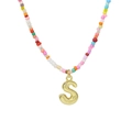 Collana di perline colorate con un ciondolo a forma di lettera S dorata lucida - Ciondolo Lettera S Dorata (Collana S)