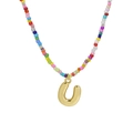 Collana di perle colorate con un ciondolo lucido dorato lettera U su sfondo bianco - Ciondolo Lettera U Dorato Solo (Senza Catena)