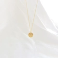 Collier en acier titane 316L doré avec pendentif rond et lettre A sertie de cristaux - Lettre A