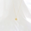 Collana minimalista in acciaio al titanio dorato con ciondolo circolare lettera G e cristalli - Lettera G
