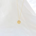 Collana in acciaio inossidabile dorato con ciondolo a lettera J in micro-pavé - Lettera J