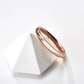 Bague minimaliste en acier titane or rose avec un seul diamant sur marbre blanc chic - Taille 5 / Or rose