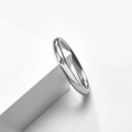 Bague minimaliste en acier titane argenté avec solitaire diamant sur fond blanc - Taille 5 / Argent