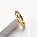 Bague minimaliste en acier titane doré avec petit zircon et finition polie - Taille 5 / Or
