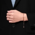 Pulsera de doble capa en oro rosa con colgante de estrella y anillo en muñeca mujer - Pulsera de Doble Capa con Clip y Cadena Fina (C022) / Rosa oro