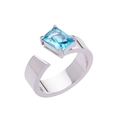 Bague ouverte argentée minimaliste avec zircon bleu clair taille carrée et serti à quatre griffes - US 6 / Couleur Acier with Pierre Bleue