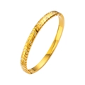 Vue détaillée du bracelet en acier doré avec motif fléché et incrustation de zircons - Design de Texture Chevron en V (HMSZ058 Couleur Or)