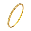 Detalle de brazalete dorado con incrustaciones de circonitas geométricas y cierre de seguridad - Diseño Geométrico de Piedra de Talla Mixta (HMSZ060 Color Dorado)