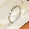 Macro-detail van een zilverkleurige titaniumstalen ring met golvend patroon op fluweel - Maat 5 / Diagonale Golf Stijl (R041) / Staalkleur