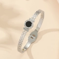 Hohlarmreif aus Edelstahl mit römischen Ziffern, LOVE-Gravur und schwarzem runden Einsatz - Große Mauer Muster Römischer Armreif / Silber Mit Schwarzer Muschel