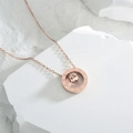 Makroansicht der 18k Roségold-Doppelring-Halskette mit römischen Ziffern und Kristallen - Roségold