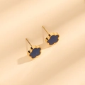Nahaufnahme von vergoldeten Blumen-Ohrsteckern mit tiefblauen Emaille-Blütenblättern - Gold + Blaue Muschel