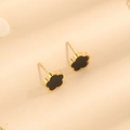 Detailansicht der goldene Kleeblatt-Ohrstecker mit schwarzer Einlage und Perlenrand-Design - Gold + Schwarze Muschel