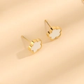 Elegante vergoldete Edelstahl-Ohrstecker in Pfirsichblütenform mit weißen Einlagen - Gold + Weiße Muschel