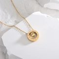 Halskette aus 18k vergoldetem Titanstahl mit Doppelring, römischen Ziffern und Kristallen - Gold
