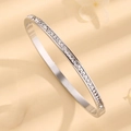 Eleganter silberner Edelstahlarmreif mit einer Reihe von quadratischen Zirkonia-Steinen - Einreihiger Strass-Armreif / Silber