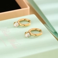 Pendientes de aro minimalistas de acero inoxidable dorado con una circonita redonda brillante - Dorado