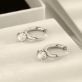 Elegantes pendientes de aro de acero plateado con una brillante piedra de circonita redonda - Plateado