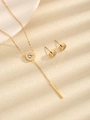 Detail des goldenen Schmucksets mit römischem Ziffernanhänger und Quastenohrringen - Goldene Halskette Und Ohrringe